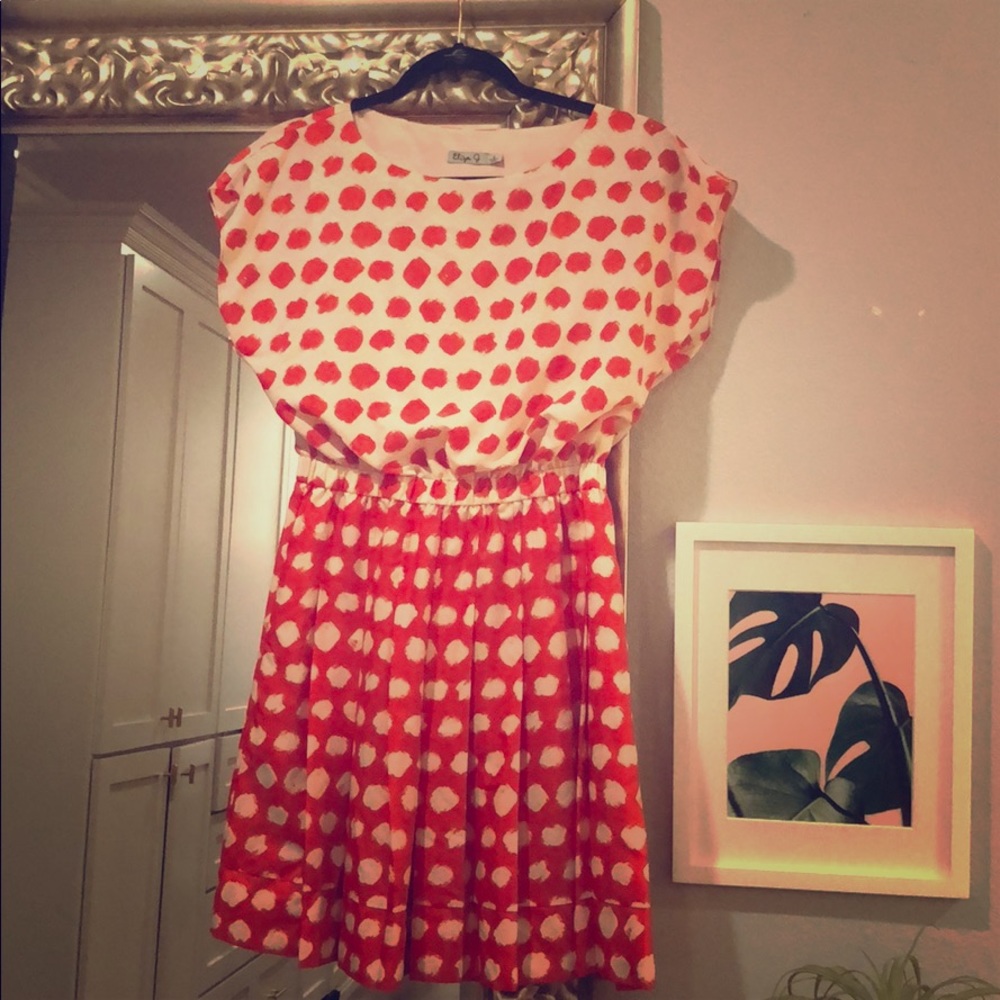 Adorable red and white party dress 👗